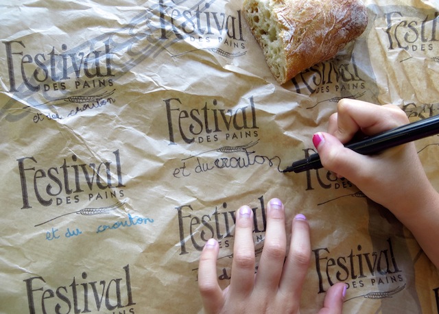 écriture sur papier emballage