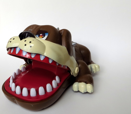 jouet bouledogue mordeur