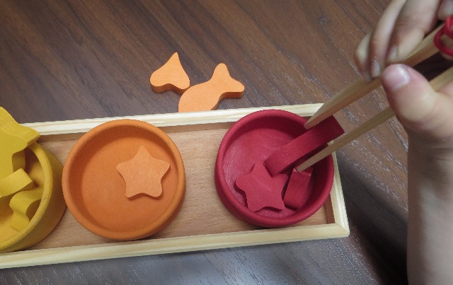 jeu montessori avec pince