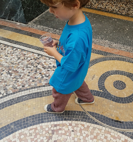 Suivre les entrelacs de la mosaïque...